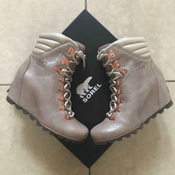 sorel holiday wedge